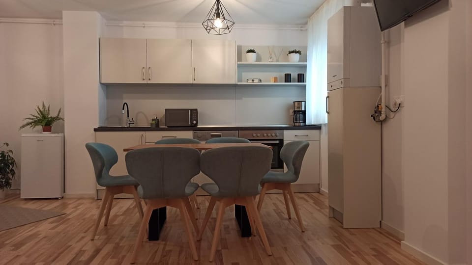 Kitchen or kitchenette, Dining area