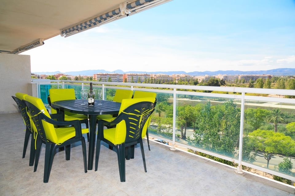 Balcony/Terrace, Dining area, Mountain view