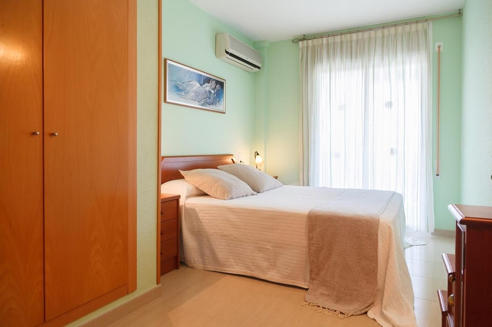 Bed, Photo of the whole room, air conditioner