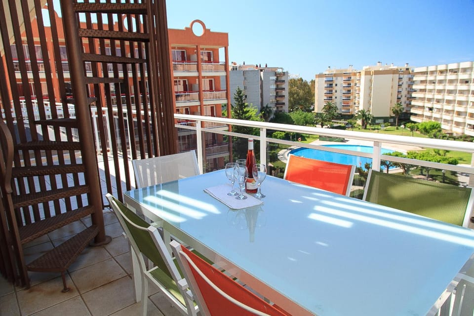 Balcony/Terrace, Dining area, Pool view