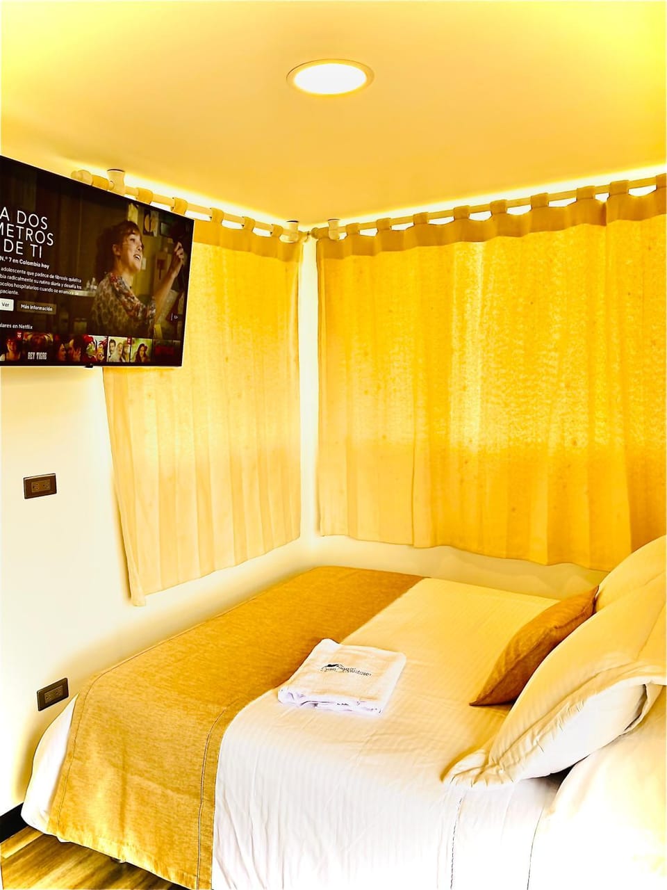 Bed, TV and multimedia, Photo of the whole room, Bedroom