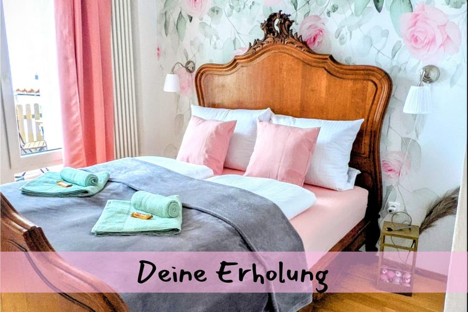 Bed, Photo of the whole room, Bedroom, Text overlay, towels