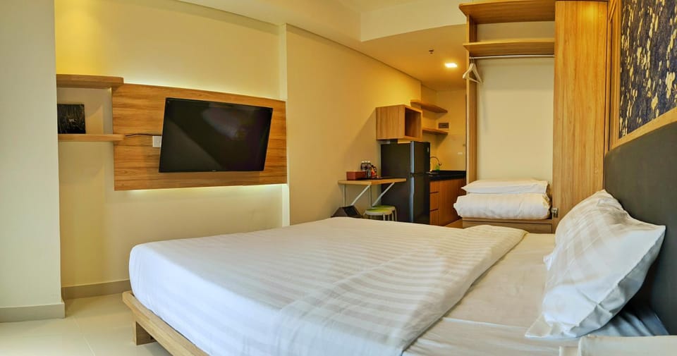 Bed, TV and multimedia, Photo of the whole room, Bedroom