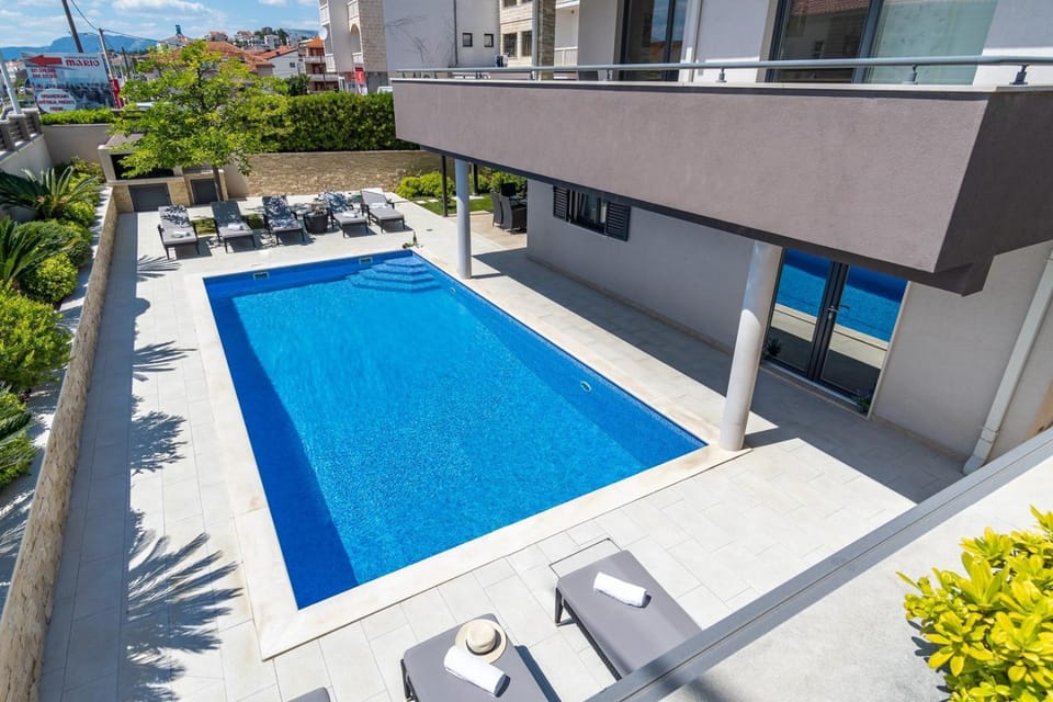 Property building, Garden, Balcony/Terrace, Swimming pool