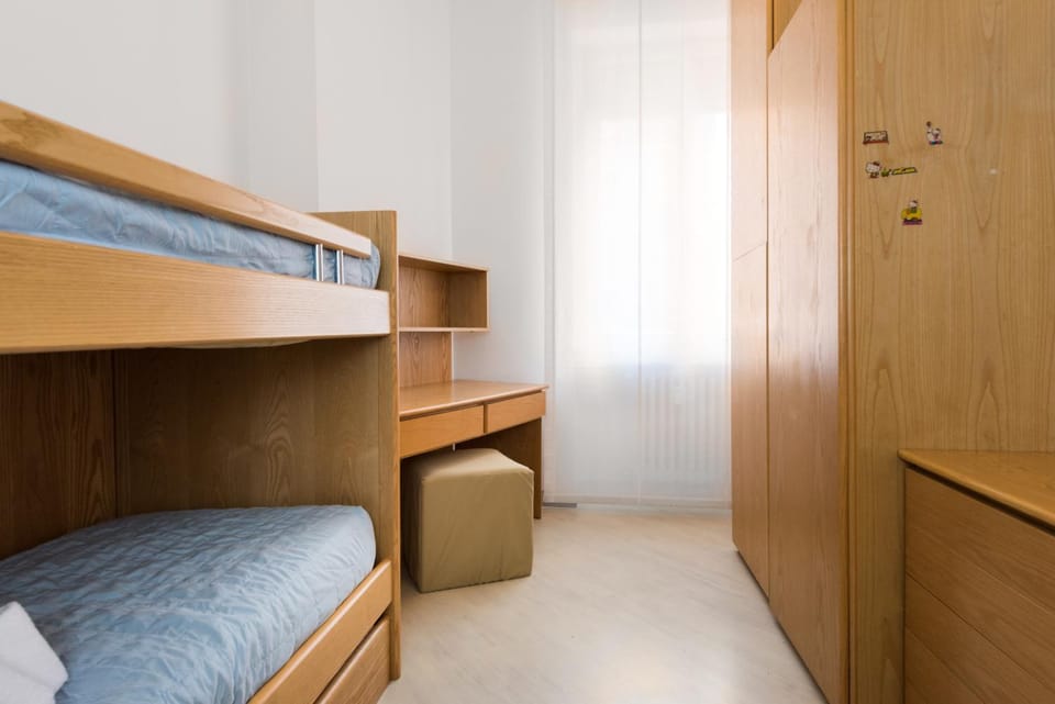 Bedroom, bunk bed