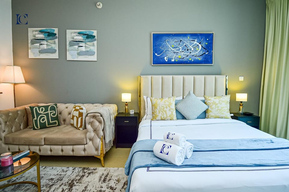 Bed, Living room, Photo of the whole room, Seating area, Bedroom