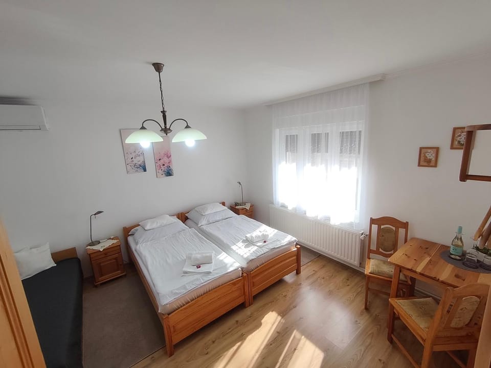 Bed, Photo of the whole room, Seating area, Bedroom, towels, air conditioner