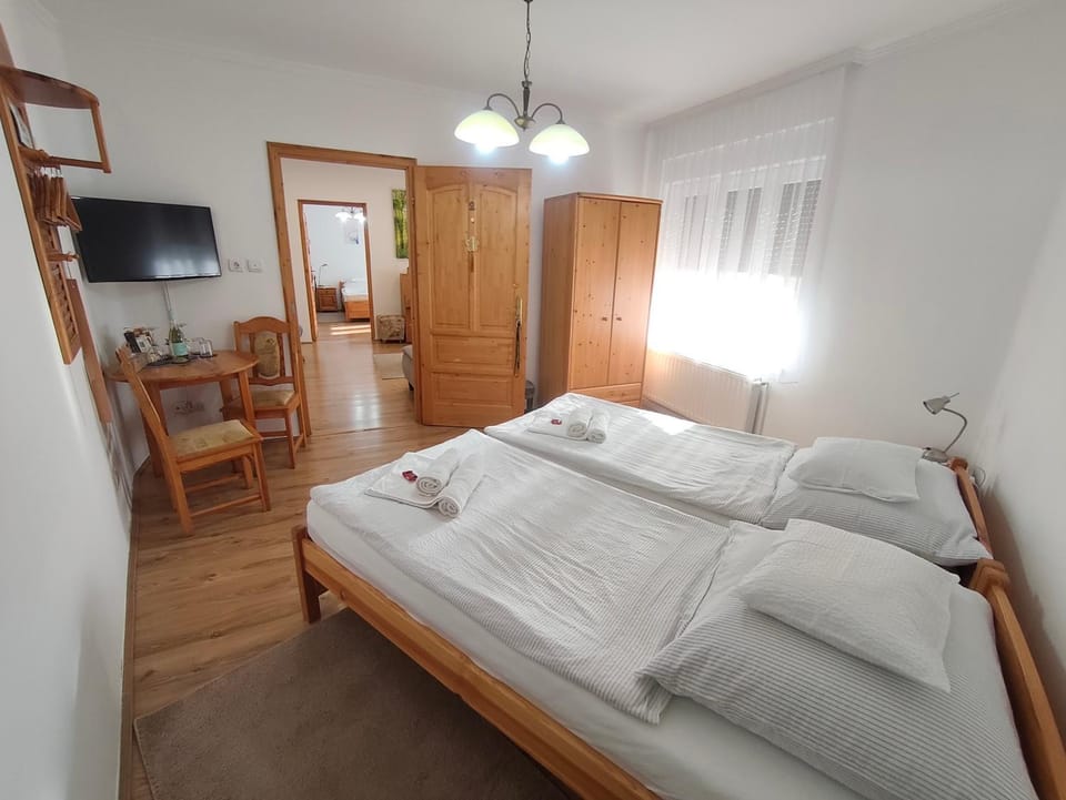 Bed, TV and multimedia, Living room, Photo of the whole room, Seating area, Bedroom, towels, wardrobe