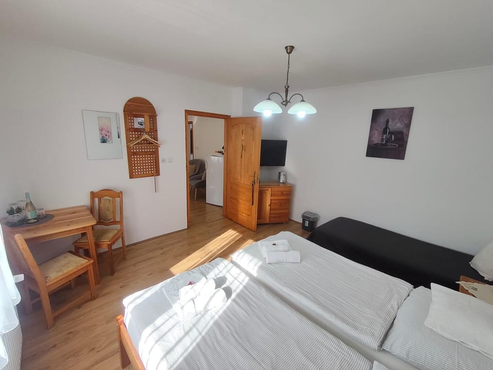 Bed, TV and multimedia, Photo of the whole room, Seating area, Bedroom