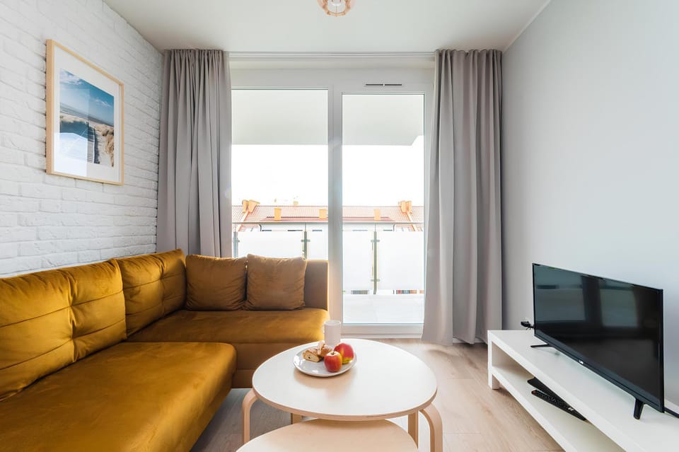 Bed, TV and multimedia, Living room, Photo of the whole room, Seating area