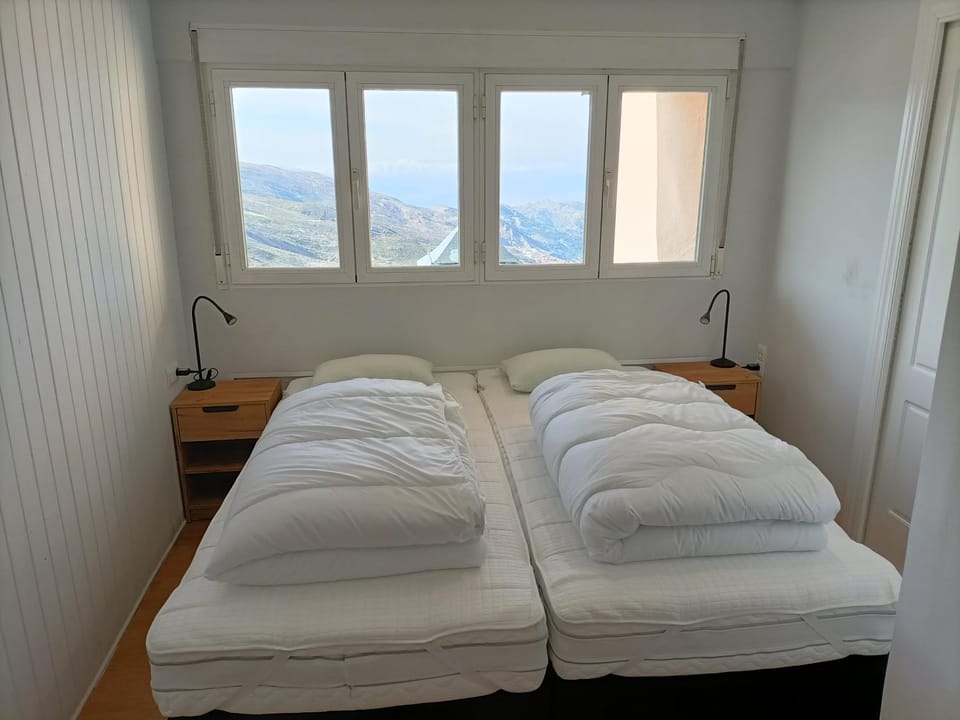 Bedroom, Mountain view