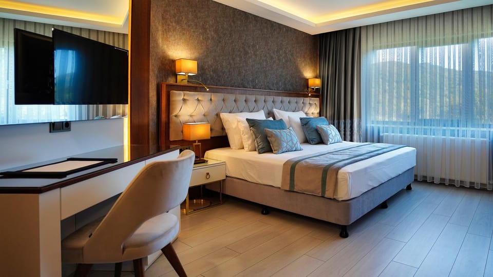 Bed, TV and multimedia, Bedroom