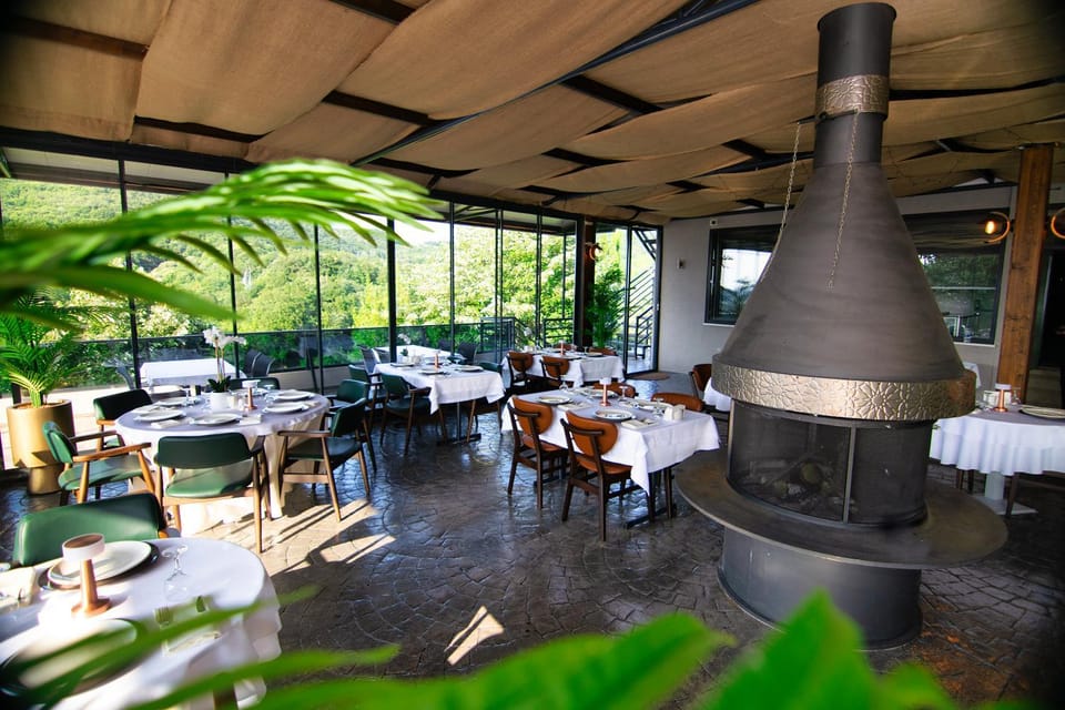 Restaurant/places to eat, Balcony/Terrace
