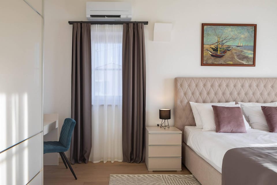 Photo of the whole room, Bedroom