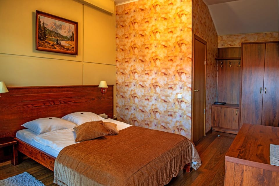 Photo of the whole room, Bedroom, wardrobe