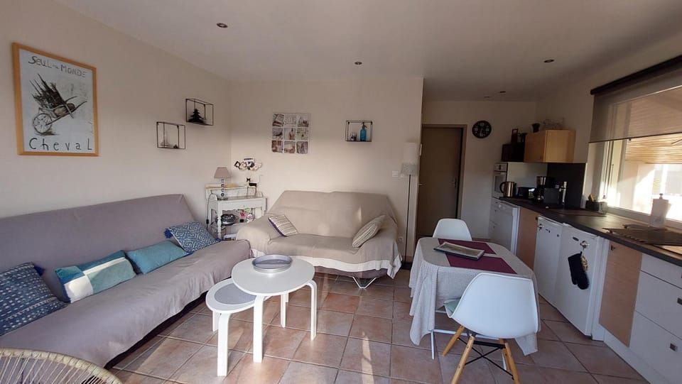 Coffee/tea facilities, Kitchen or kitchenette, Living room, Seating area