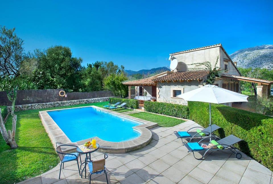 Facade/entrance, Mountain view, Pool view, Swimming pool, sunbed