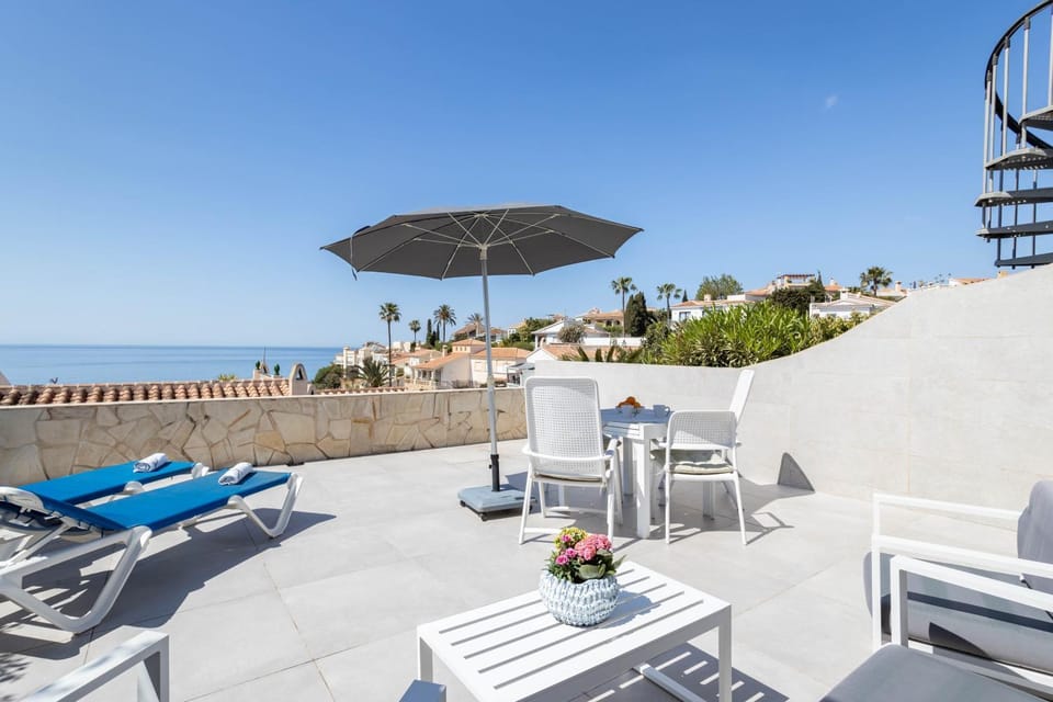 Property building, Balcony/Terrace, Living room