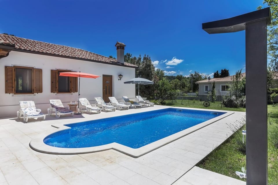 Property building, Garden, Swimming pool