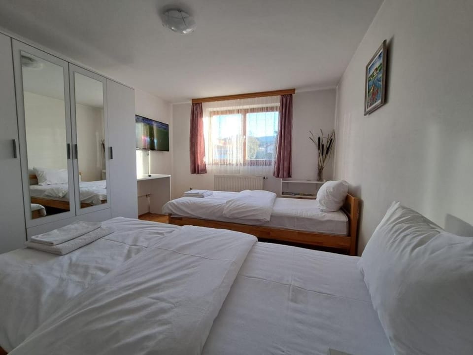 Bed, TV and multimedia, Photo of the whole room, Bedroom, towels