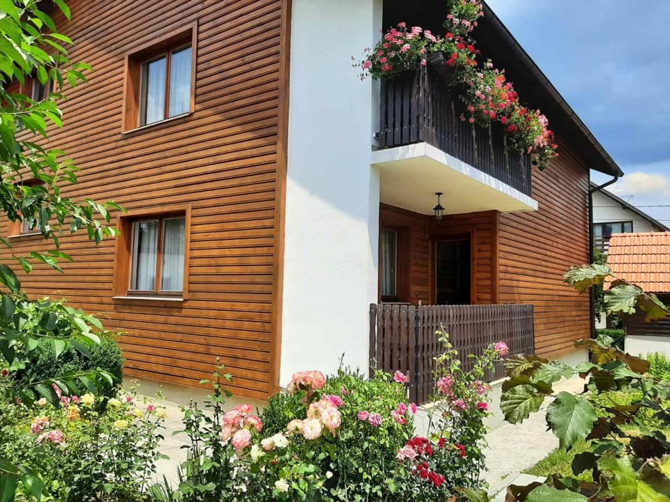 Property building, Spring, Day, Garden, Balcony/Terrace