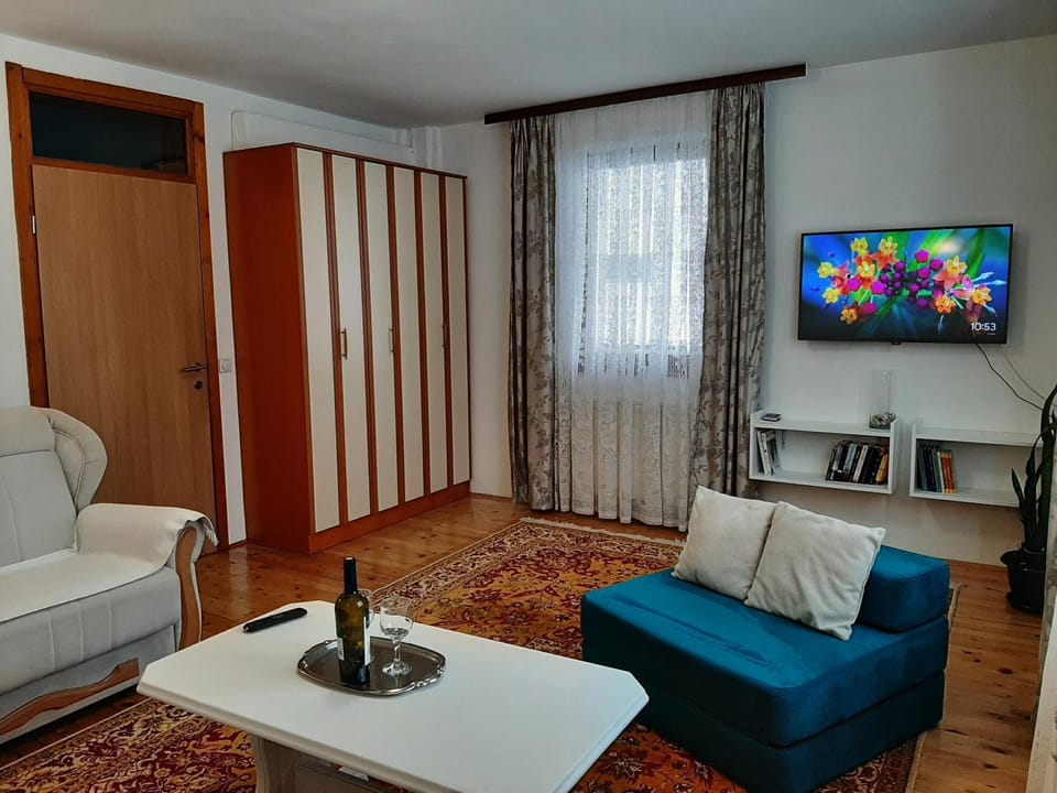 TV and multimedia, Living room, Seating area, Evening entertainment