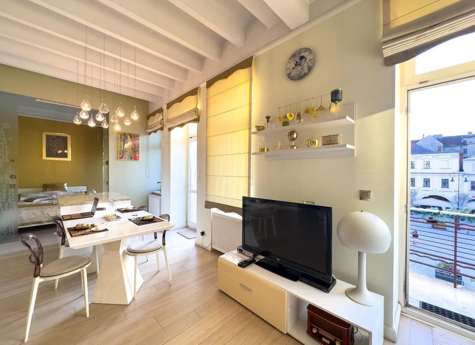Communal lounge/ TV room, City view
