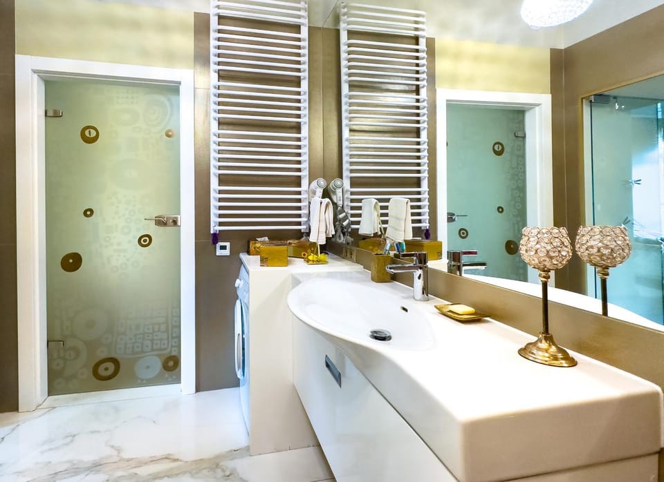 Bathroom, towels, washing machine