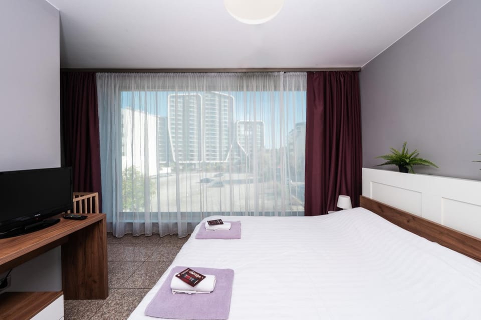 Bed, Photo of the whole room, Evening entertainment, Bedroom, hair dresser, towels