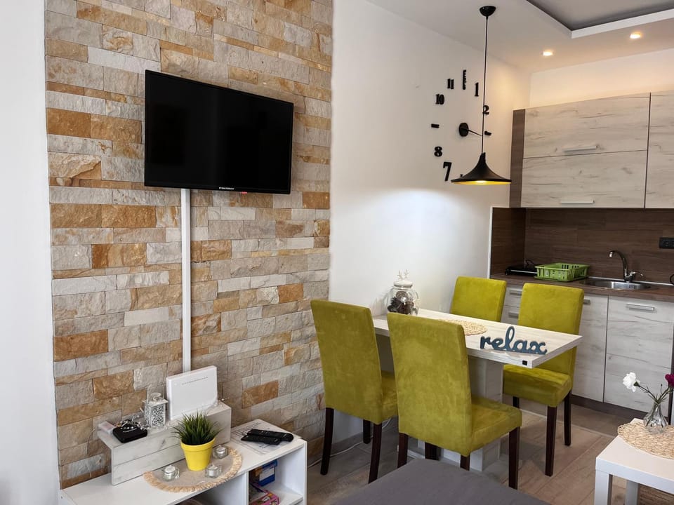 Kitchen or kitchenette, Dining area, minibar
