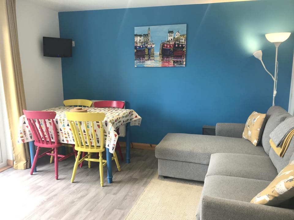 Property building, TV and multimedia, Living room, Seating area, Dining area