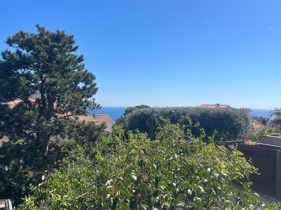 Vue mer, climatisation,spa extérieur,parking TOUT PRIVES Apartment in Cassis