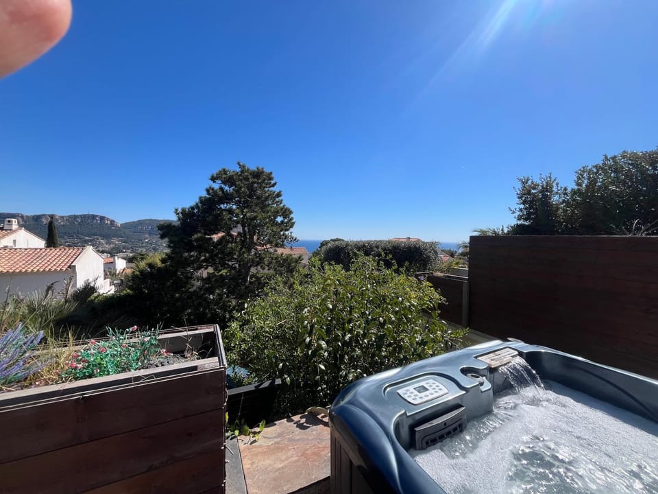 Vue mer, petite piscine, climatisation,spa extérieur,parking TOUT PRIVES Apartment in Cassis