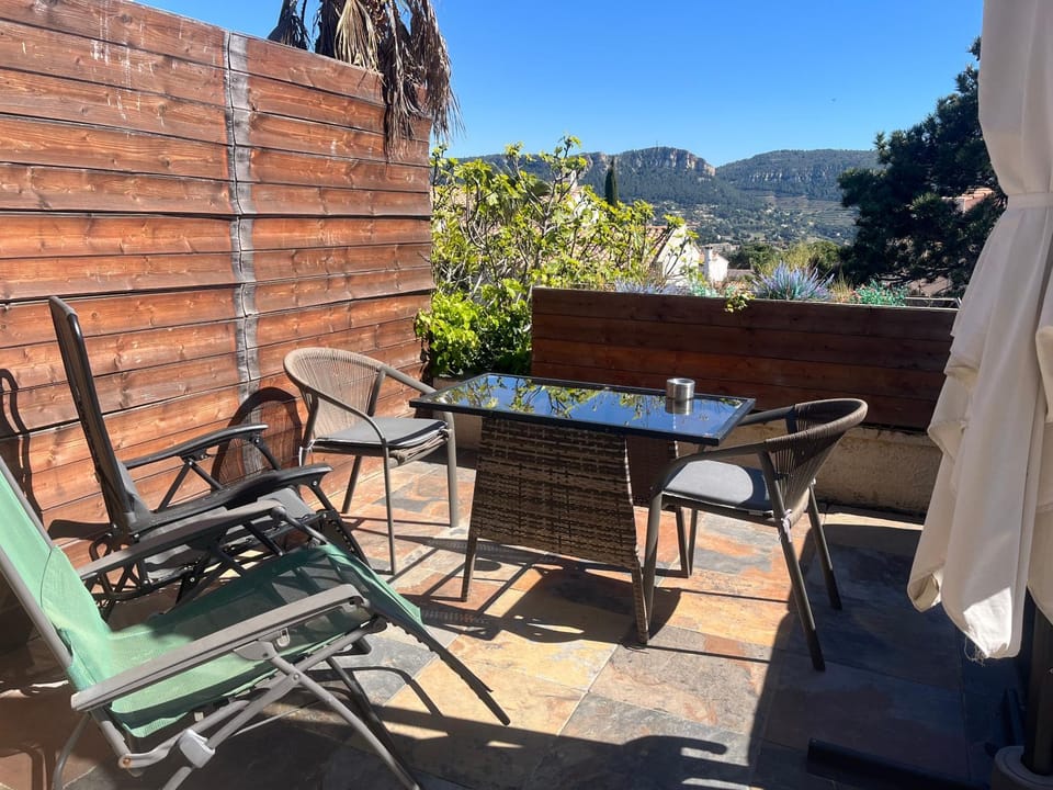 Vue mer, petite piscine, climatisation,spa extérieur,parking TOUT PRIVES Apartment in Cassis