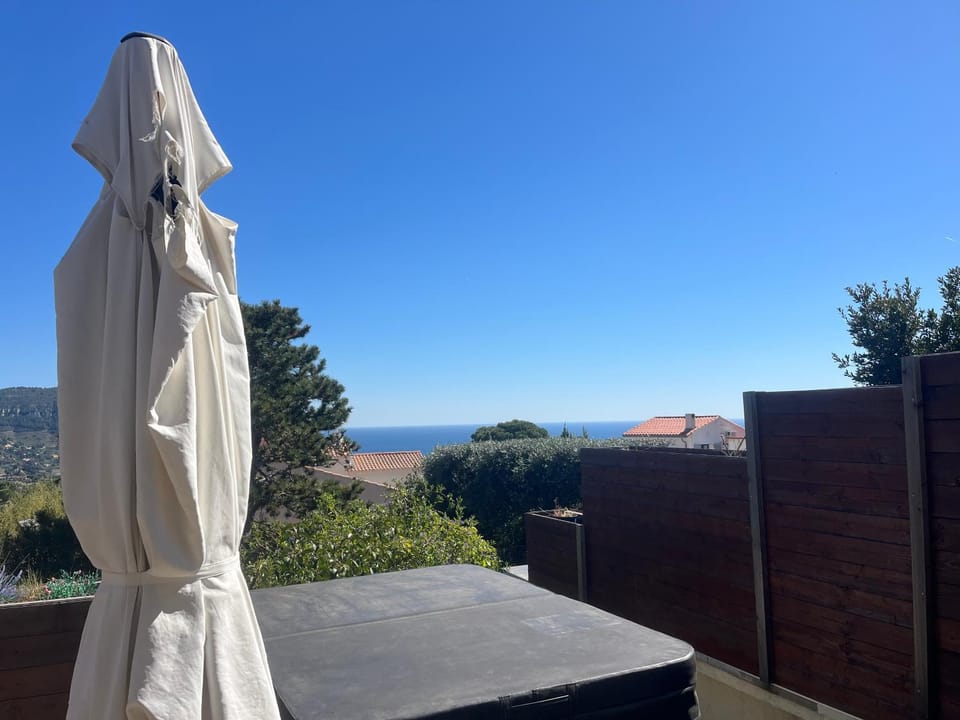 Vue mer, petite piscine, climatisation,spa extérieur,parking TOUT PRIVES Apartment in Cassis