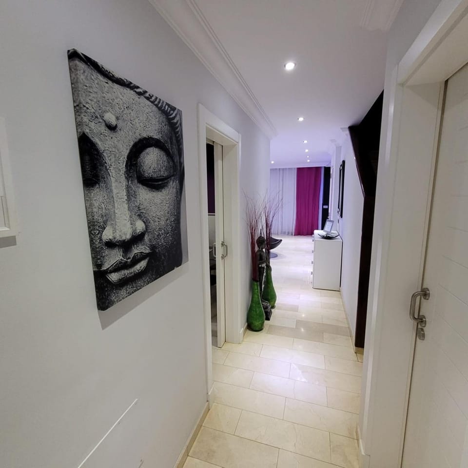 Photo of the whole room, Decorative detail
