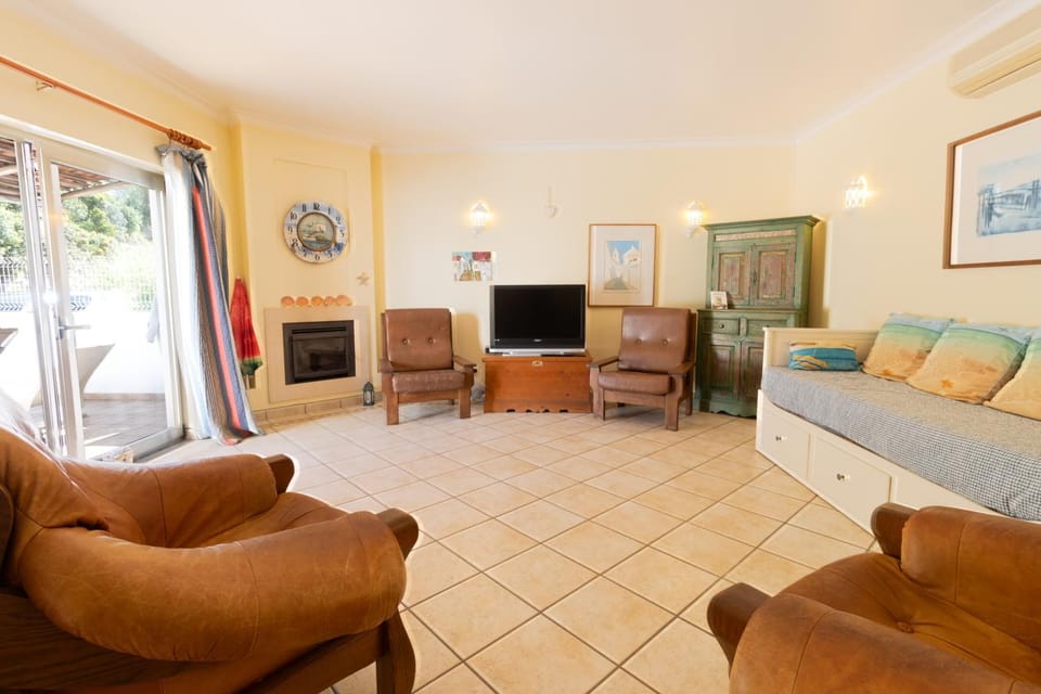 Communal lounge/ TV room, Bed, Living room, Photo of the whole room, Seating area
