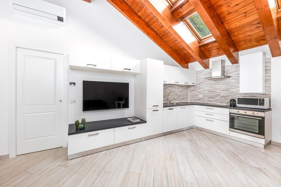 TV and multimedia, Kitchen or kitchenette, Living room, Seating area, Dining area