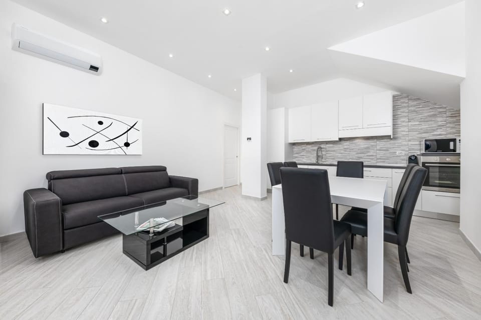 Living room, Lounge or bar, Seating area, Dining area