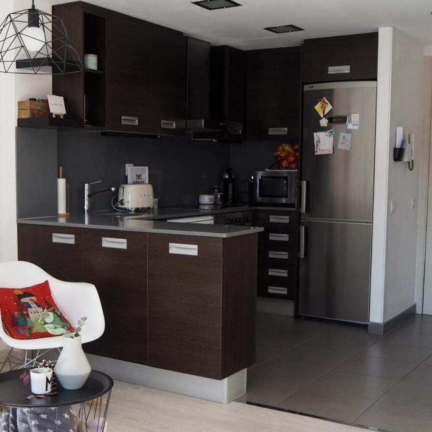Kitchen or kitchenette, minibar