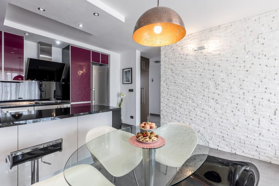 Kitchen or kitchenette, Seating area, Dining area