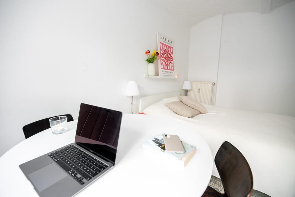 Bed, Decorative detail, Seating area, Bedroom