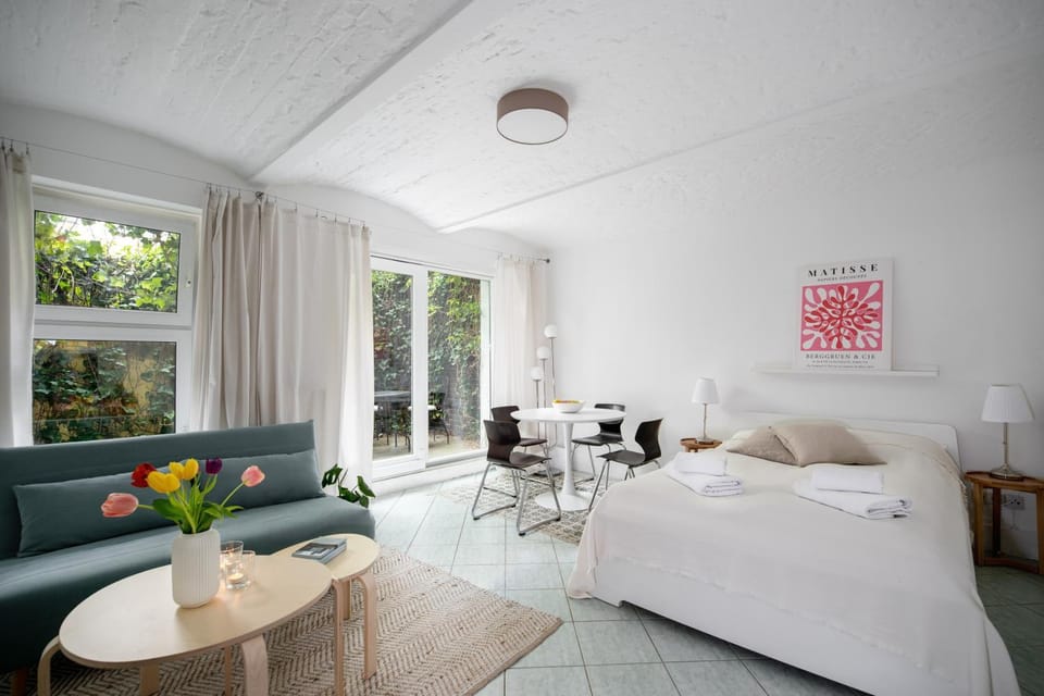 Bed, Balcony/Terrace, Living room, Seating area, Bedroom