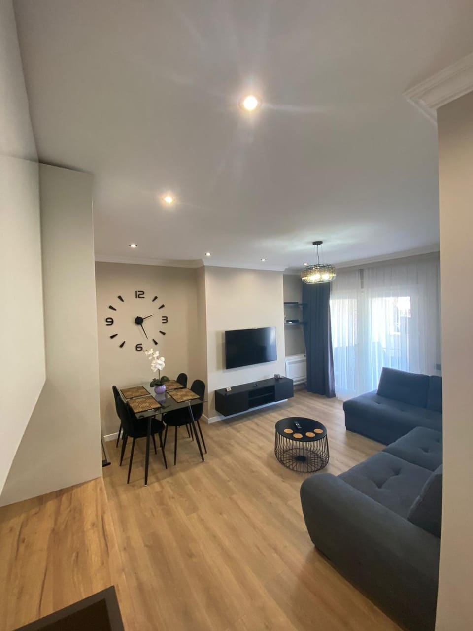 Communal lounge/ TV room, TV and multimedia, Living room, Seating area, Dining area