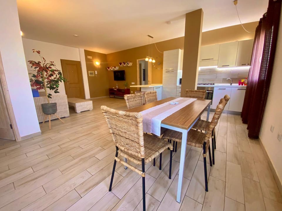 Kitchen or kitchenette, Lounge or bar