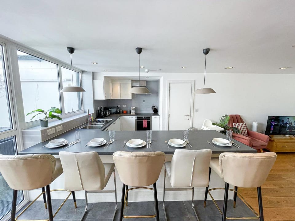 TV and multimedia, Coffee/tea facilities, Seating area, Dining area, dishwasher, heating, microwave, oven, storage, stove, toaster, washing machine, dryer, kitchen