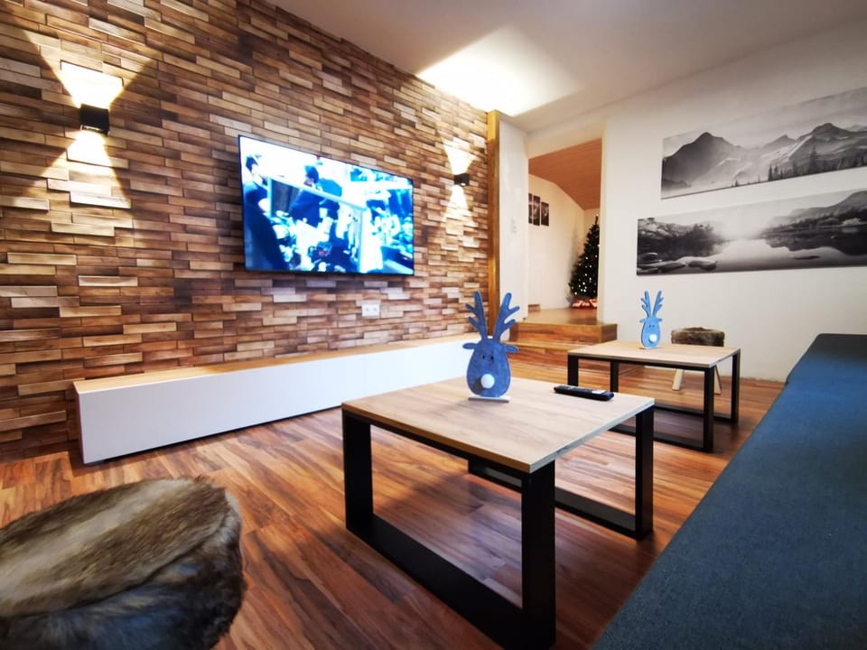 Communal lounge/ TV room, TV and multimedia, Living room, Seating area