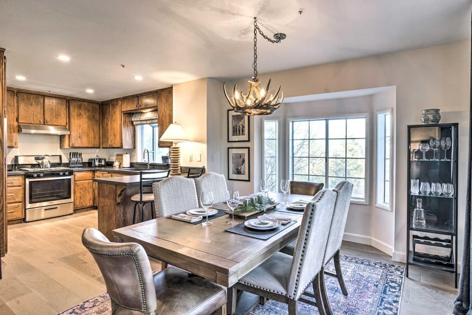 Luxe Lake Arrowhead Getaway w/ Treetop Views! House in Lake Arrowhead