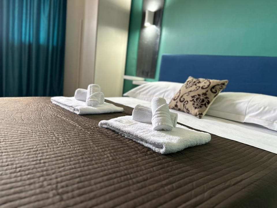 Bed, towels