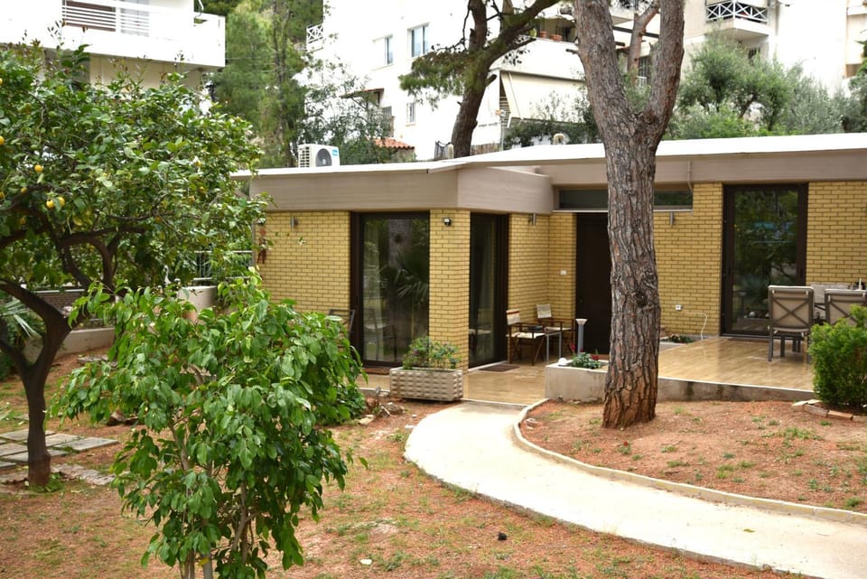 Amazing Garden House House in Vouliagmeni